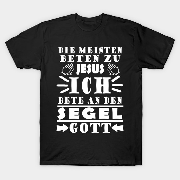 Segeln Segler Segelboot Wind Geschenkidee Gott T-Shirt by FindYourFavouriteDesign